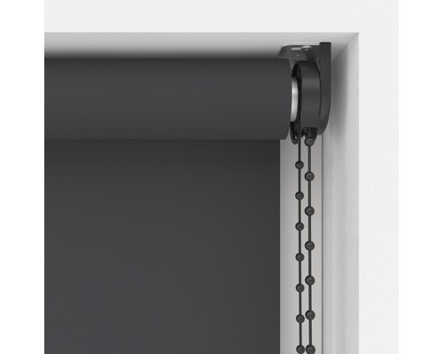 Rollo mit Kettenzug am Fenster