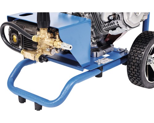 Detailansicht eines Hochdruckreinigers mit Motor, Pumpe, Rädern und blauem Rahmen