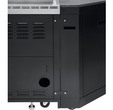 Detailansicht eines schwarzen Outdoor-Küchenmoduls mit Lüftungsschlitzen, Tür und Rädern