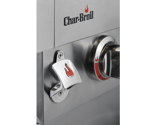 Detailansicht eines Gasgrills mit Flaschenöffner und Drehknopf, Char-Broil Logo.