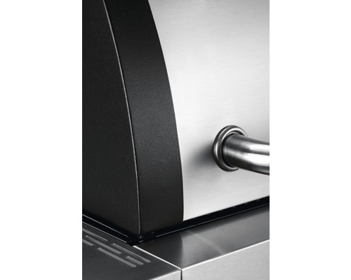 Detailaufnahme eines Gasgrills mit Edelstahlgehäuse und Griff