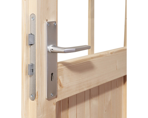 Detailansicht eines Holzzauns mit silberfarbenem Türdrücker und Schloss