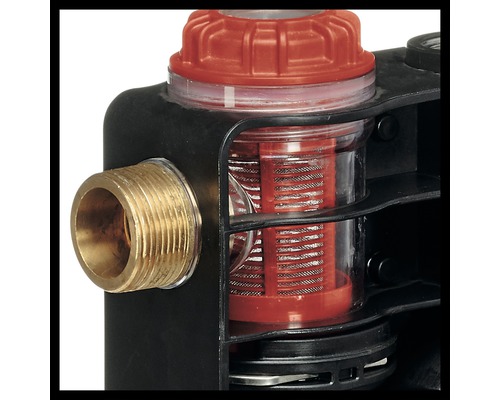 Nahaufnahme eines Wasserfilters mit Messinganschluss