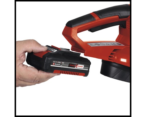 Einsetzen eines Einhell Power X-Change Akkus in ein Gartengerät