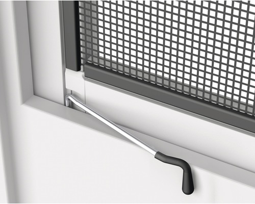 Detailansicht eines Insektenschutzgitters mit Bedienhebel am Fenster