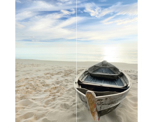 Strandszene mit einem kleinen Holzboot im Sand