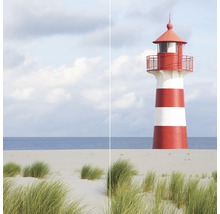 Leuchtturm mit roten und weißen Streifen am Strand