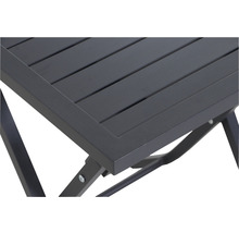 Detailansicht eines Gartentisches mit Metallgestell