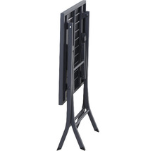 Zusammengeklappter Gartentisch aus Metall