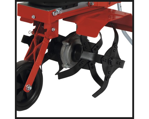 Detailansicht einer Gartenfräse mit Rädern und Fräsmessern.