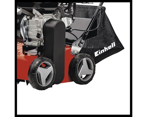 Detailansicht eines Vertikutierers mit Einhell Logo auf dem Fangkorb.