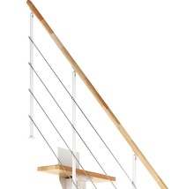 Detail einer Treppe mit Holzhandlauf und Edelstahlseilen