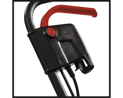 Detailaufnahme eines Rasenmähers mit Bedienelementen am Griff