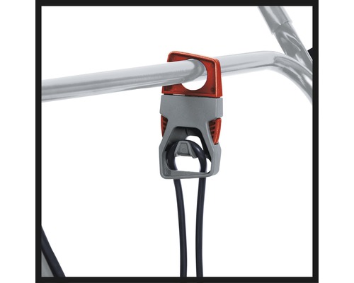 Detailansicht einer Befestigungsklammer an einem Rohr