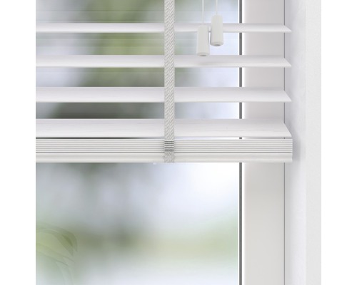 Weiße Jalousie am Fenster mit Bedienkordel