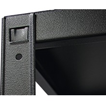 Detailansicht eines Metallregals mit Lochmuster