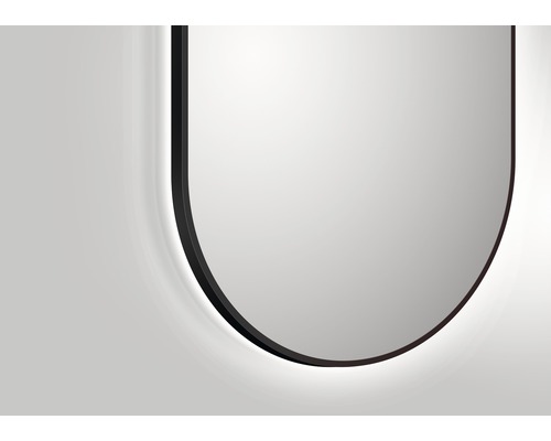 Detailansicht eines Spiegels mit abgerundeten Ecken und schwarzem Rahmen