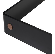 Detailansicht eines schwarzen Wandregals mit Filzgleiter