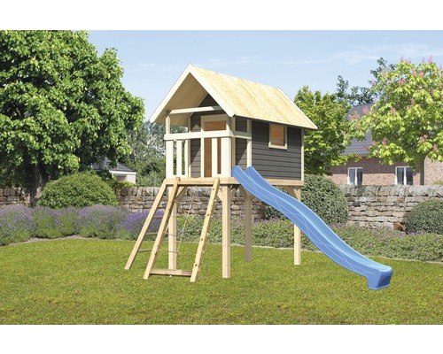 Spielhaus mit Rutsche und Kletterwand im Garten