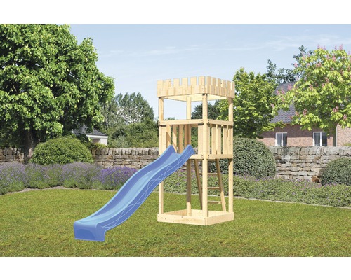 Spielturm mit Rutsche aus Holz im Garten