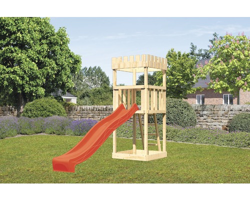 Spielturm mit Rutsche im Garten