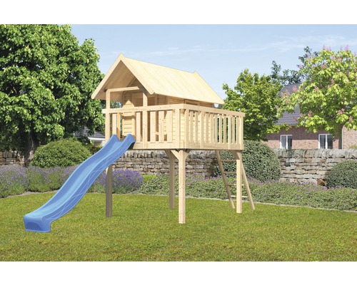 Spielhaus aus Holz mit Rutsche und Leiter im Garten