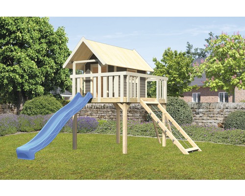 Spielhaus mit Rutsche und Kletterleiter im Garten