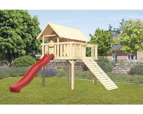 Spielturm mit Rutsche und Kletterrampe im Garten
