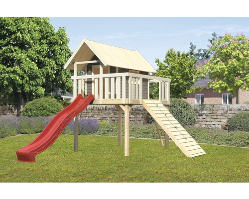 Spielhaus aus Holz mit Rutsche und Kletterrampe im Garten