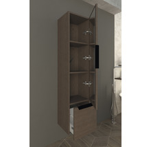 Hochschrank mit Regalen und einer Schublade im Badezimmer.