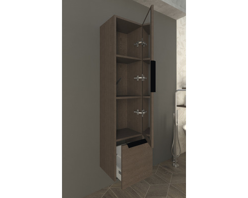 Hochschrank mit Regalen und einer Schublade im Badezimmer.