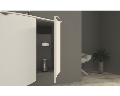 Badezimmer mit Spiegelschrank und Regal