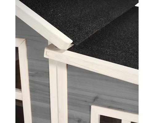 Detailansicht eines Holzspielhauses mit Dachpappe