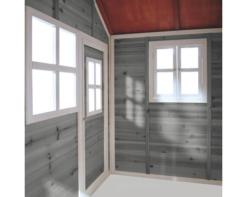 Innenansicht eines Spielhauses mit Fenster und Tür aus Holz