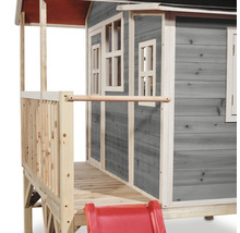 Detailansicht eines Spielhauses aus Holz mit Rutsche und Veranda.