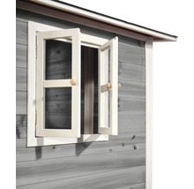Detailansicht eines geöffneten Fensters an einem Gartenhaus aus Holz