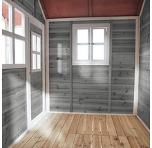 Innenansicht eines Holzspielhauses mit Fenster und Holzboden