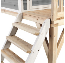 Detailansicht der Holztreppe eines Spielhauses