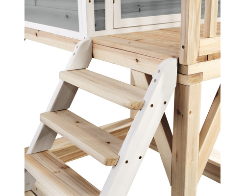 Detailaufnahme einer Holztreppe an einem Spielhaus