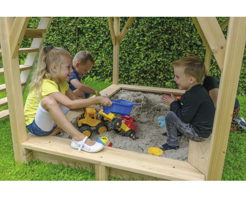 Kinder spielen im Sandkasten mit Spielzeugautos.