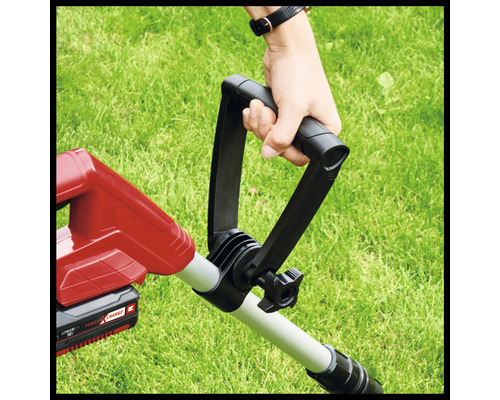 Detailansicht eines Rasentrimmers mit Hand am Griff
