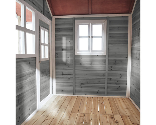 Innenansicht eines Spielhauses mit Holzwänden, Fenster und Holzboden