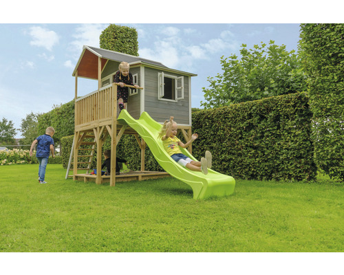 Spielturm mit Rutsche und Sandkasten im Garten mit spielenden Kindern