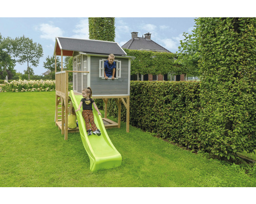 Spielhaus mit Rutsche im Garten mit Kindern