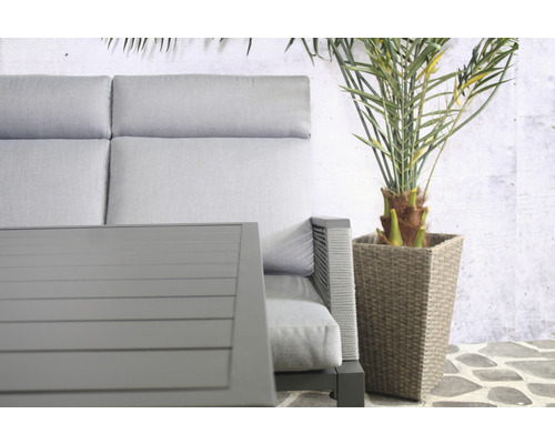 Detailansicht eines grauen Gartentisches, einer grauen Gartenbank und einer Pflanze im Topf