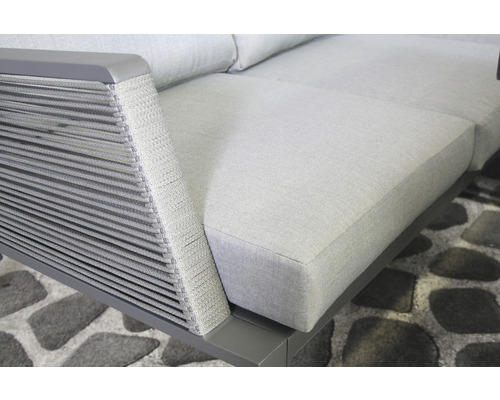 Detailaufnahme eines Gartensessels mit Textilbespannung und Seilgeflecht.