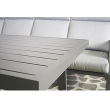 Detailansicht eines Gartentisches mit Lamellenstruktur und passender Sitzgruppe mit Polster