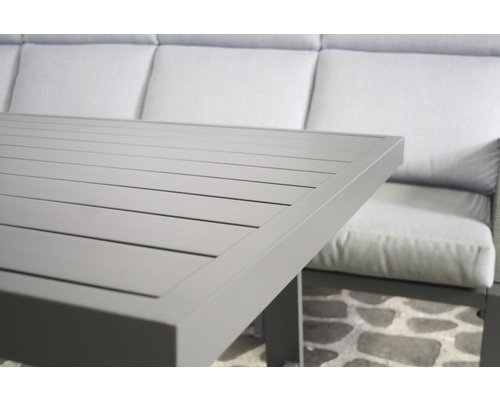 Detailansicht eines Gartentisches mit Lamellenstruktur und passender Sitzgruppe mit Polster