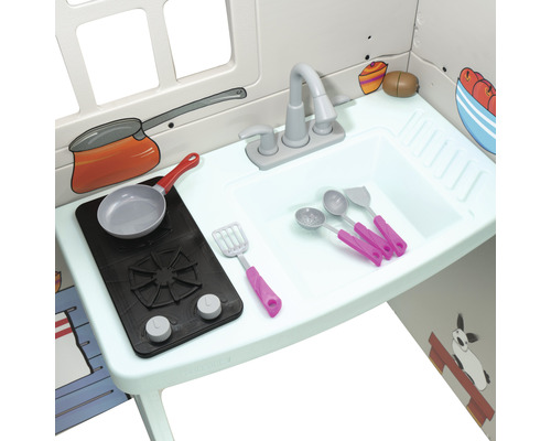 Detailansicht einer Spielküche mit Spüle, Herd und Spielzeuggeschirr