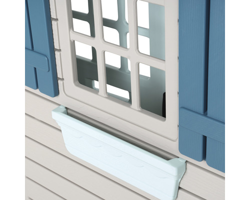 Detailansicht Fenster mit Fensterladen und Blumenkasten an einem Spielhaus